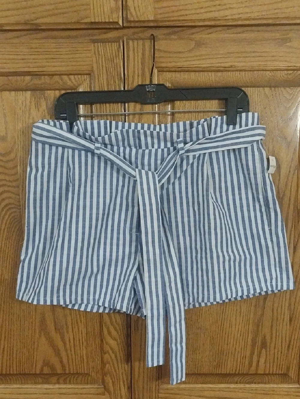 Love Tree NWT High-Waisted Paperbag Tie-Belt Shorts Size Large Blue White Stripe